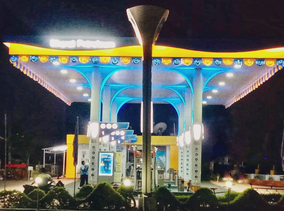 BPCRBhubaneswar's tweet photo. Wishing all our valued patrons abundance of joy this #Diwali .
From the #BPCL team at Pelican Filling Station, #Bhubaneswar Territory 🙏 
#HappyDiwali 
#photooftheday
#powerwithinyou
#PureforSure #BharatPetroleum #BPCLfuelstations #EnergisingLives 
 @BPCLimited @BPCLRetail https://t.co/t0cg9rhuSy