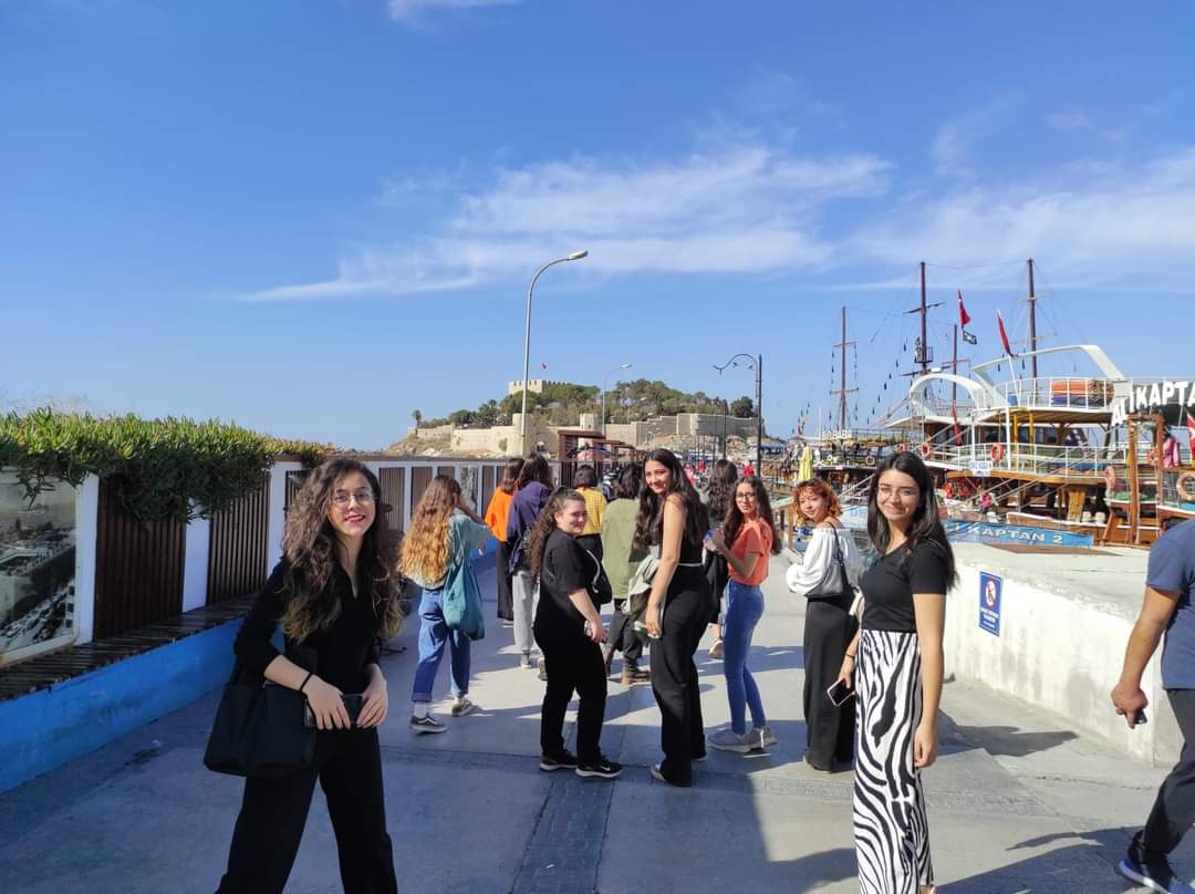 AydinKYGM's tweet photo. 📍Efe Ayşe Yurt Müdürlüğü

Uyum Programı kapsamında öğrencilerimize yönelik "Gelin Tanış Olalım" gezisi düzenlendi.🚶‍♀️

Kuşadasının tarihi ve kültürel yerleri yakından tanıma fırsatı bulan gençler gezip öğrenerek eğlenceli vakit geçirdiler.📸
#GSBYurtları 
#YurdunuzYuvanızdır https://t.co/cbe2UFFgyj