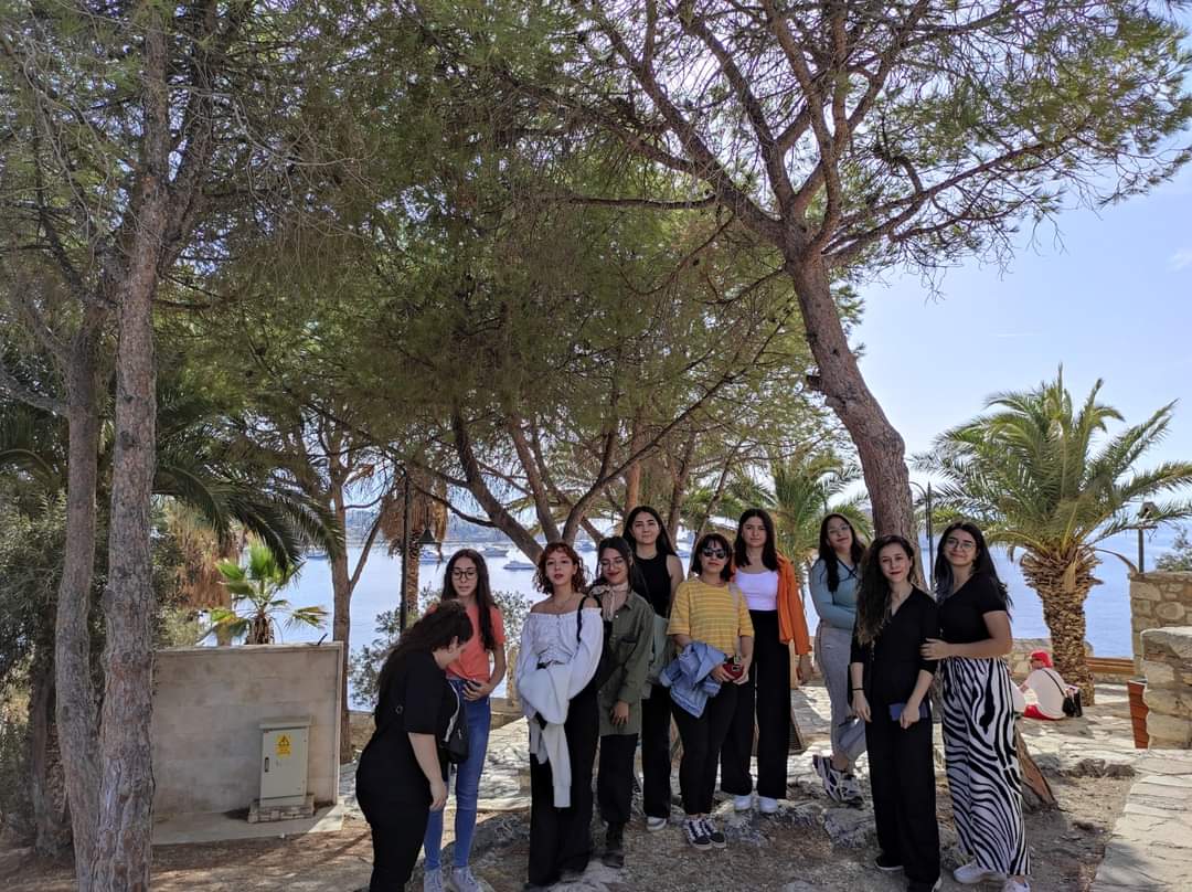 AydinKYGM's tweet photo. 📍Efe Ayşe Yurt Müdürlüğü

Uyum Programı kapsamında öğrencilerimize yönelik "Gelin Tanış Olalım" gezisi düzenlendi.🚶‍♀️

Kuşadasının tarihi ve kültürel yerleri yakından tanıma fırsatı bulan gençler gezip öğrenerek eğlenceli vakit geçirdiler.📸
#GSBYurtları 
#YurdunuzYuvanızdır https://t.co/cbe2UFFgyj