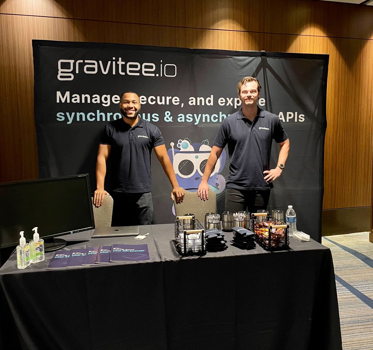 ⏰It's been an early start for Alex and Devion in San Francisco today but they are looking proud, dedicated and ready to represent <a href="/Gravitee/">Heidee dela Cruz</a> at #QCon!  
ℹ We are booth 6 if you are in the area!