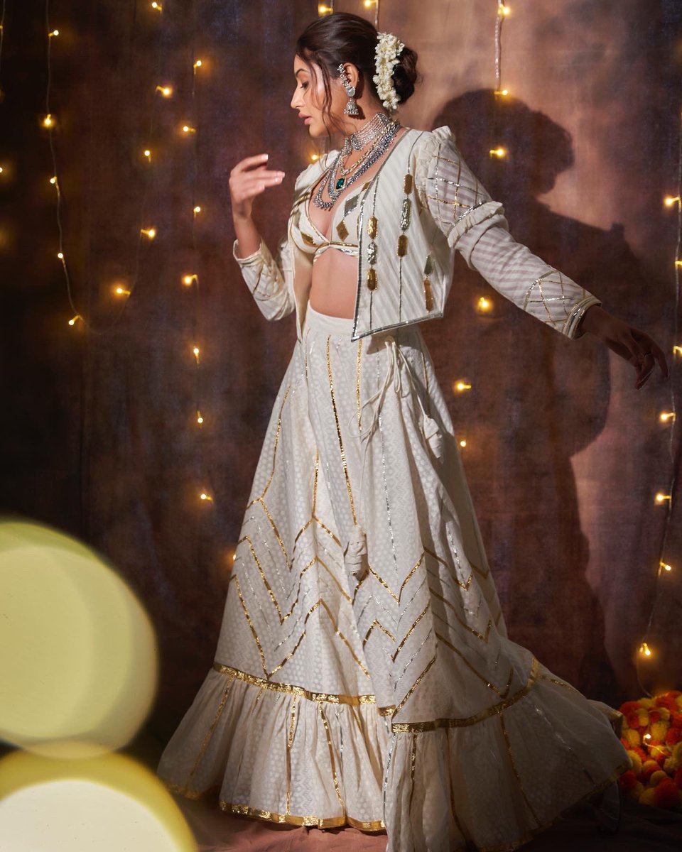 SurbhiChandna's tweet photo. 🎇🎆 https://t.co/XIN0t323EA