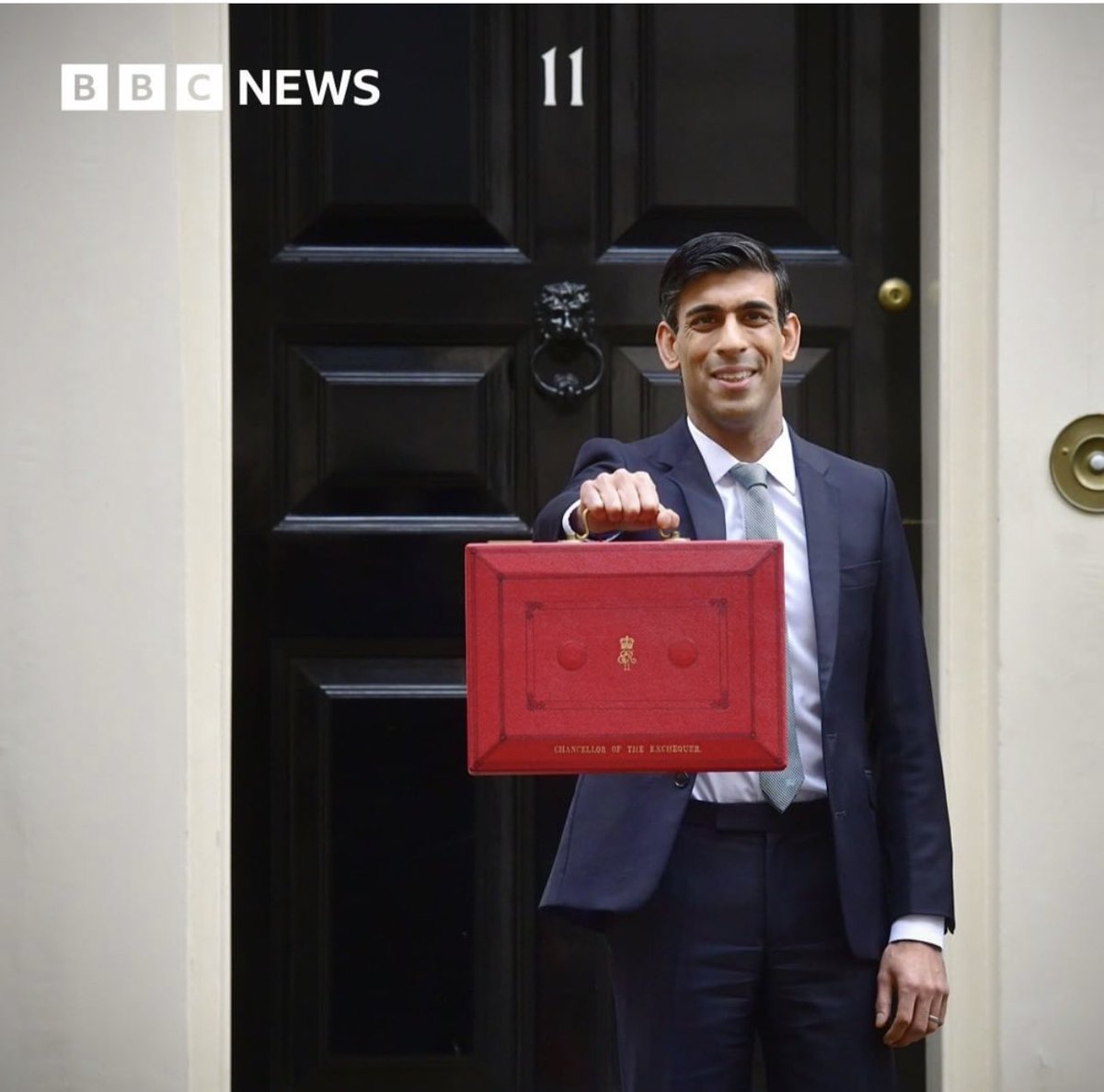 zaralou78's tweet photo. I’ve never seen a kid so proud of their lunchbox!! #sunak #tories #ukpm #2022 https://t.co/iiCHj6IpDq