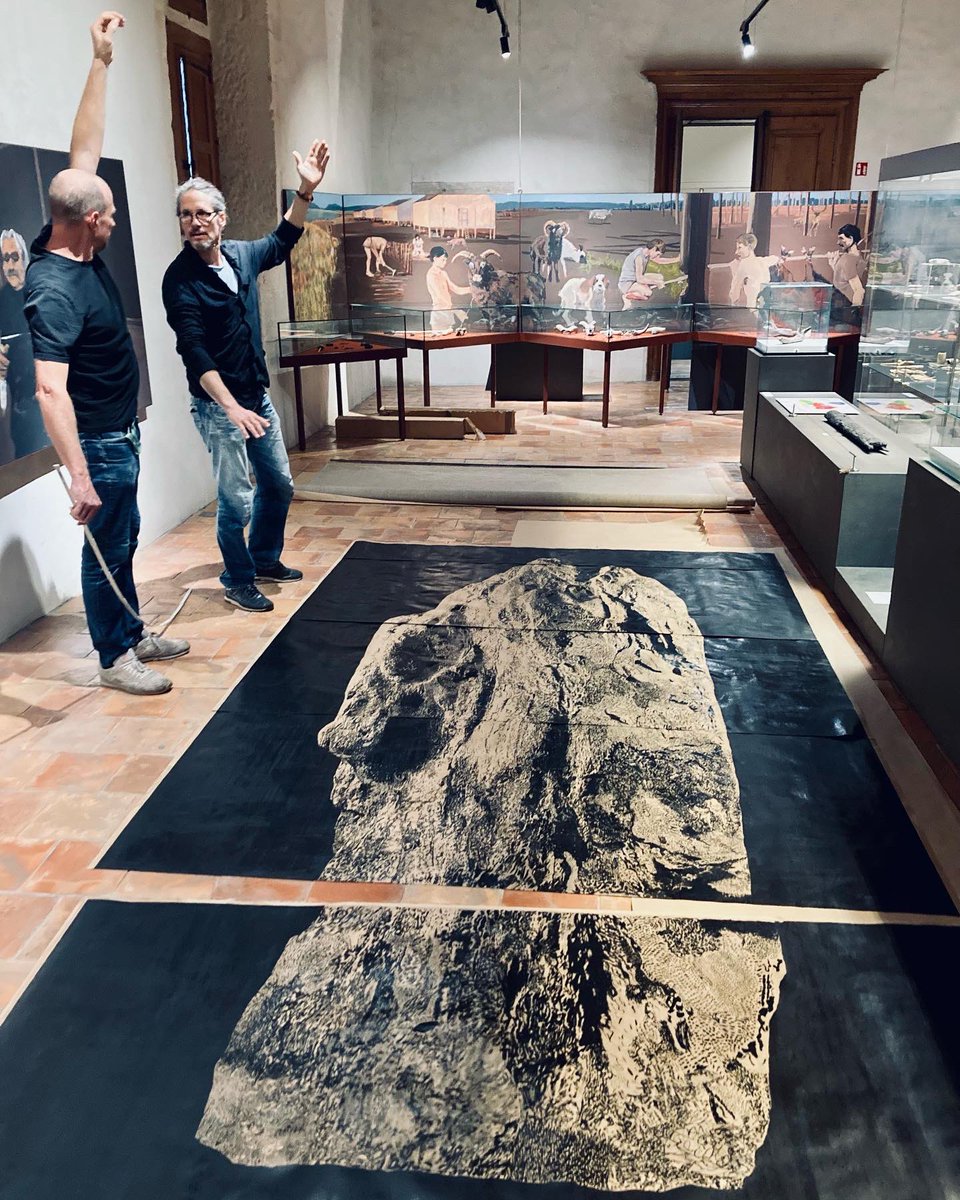 MuseeYverdon's tweet photo. Installation de l’œuvre collective de Cedric Bregnard, Chamane, encre de Chine sur papier kraft et toile de lin. Sur le motif des alignements de menhirs de la baie de Clendy. Inauguration samedi 29 octobre prochain 18:30 au Musée d’Yverdon et région, gratuit https://t.co/qLhkmT3Fcx