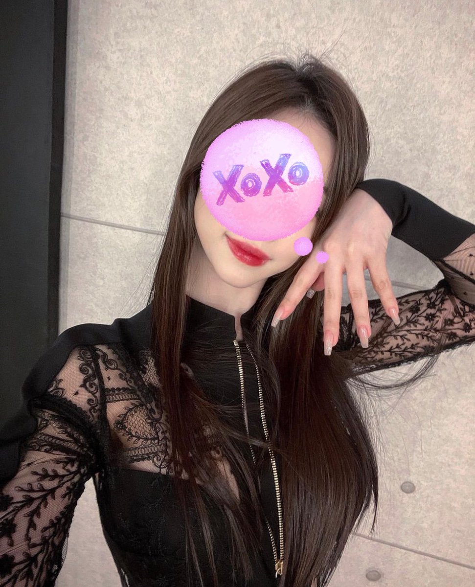 Alohacoco888's tweet photo. White or black ?  Nails done https://t.co/TK8B8BLpye