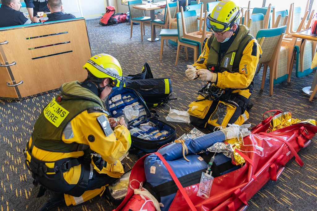 premarmanche's tweet photo. L'occasion de tester l'articulation des méthodes d'intervention autour de ces thématiques :
>Trouble à l'ordre public à bord d'un navire à passagers
>Ex. d'assistance à navire en difficulté #ANED
>Sauvetage maritime de grande ampleur #SMGA
>Lutte contre les pollutions #POLMAR https://t.co/uERIkJTf4u