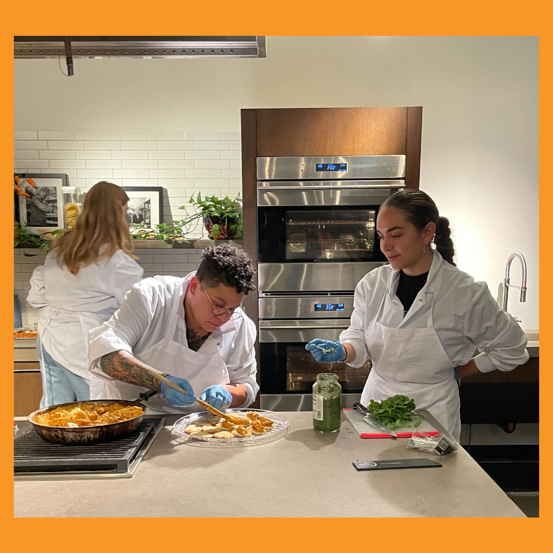 SNACC_Program's tweet image. Shout out to our epic food partners @Greentopfarms for cooking up the BEST dishes for our Fall Benefit. 

Green Top Farms has played an important role in our organization since the beginning months of the pandemic. In Spring 2020, we partnered to deliver approx. 17,000 meals to f