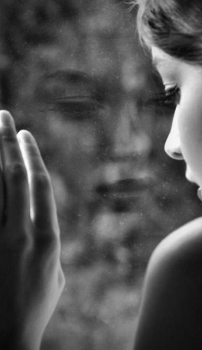 A donde se fué el amor..?
Los silencios ya no hablan., ya no buscas mi mirada, mis brazos ya no te abrigan, las mariposas perdieron sus alas. 
La caricia se conviertió en distante rutina, se nos muere el amor, agonizante dolor y fingimos que no pasa nada…©️

#poetry #love #life