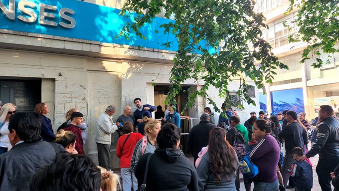 Desbordan las oficinas de ANSES: Hasta 5 cuadras de cola para pedir una  ayuda económica