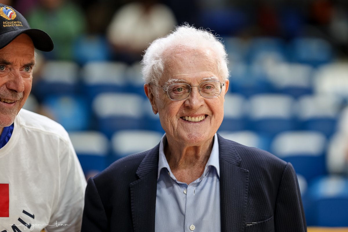 Be_BasketFr's tweet photo. L'ancien 1er ministre Lionel Jospin élogieux au sujet de Victor Wembanyama : 

💬 "C’est un plaisir de le voir", a-t-il commenté au micro de @RMCsport après avoir assisté à @Metropolitans92 - @ADABloisBasket

➡️ https://t.co/nIGgu2h6xI 

#BetclicELITE | 📸 @ngtuan https://t.co/lDe7cL3uvK