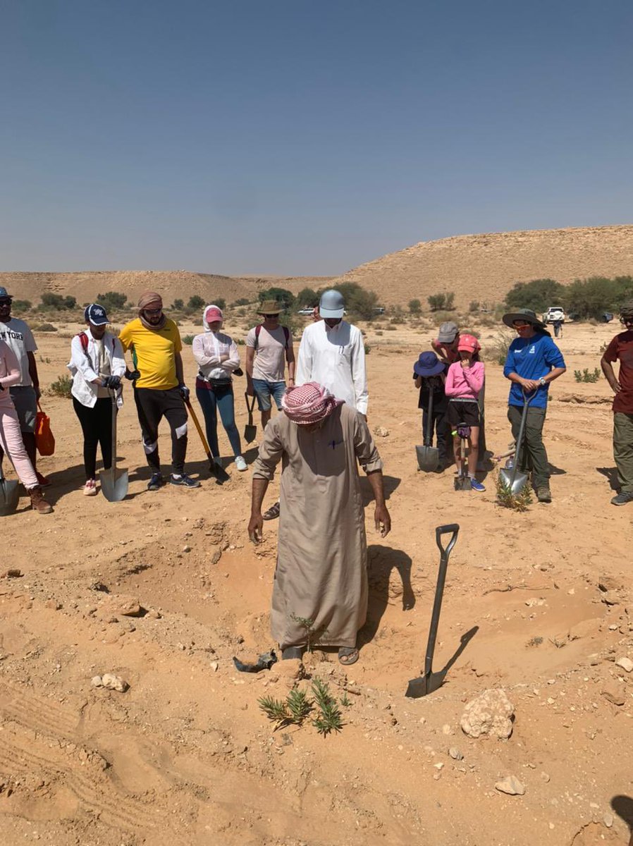 ericlac83's tweet photo. PLANT A SMILE. #plantations #trees. Last weekend #FAO and #NCVC #SaudiArabia plant 600 trees in the #ThadiqNationalPark in #Thadiq with volunteers from all over the world. Thank you very much everybody. https://t.co/TJkbHRsEf7