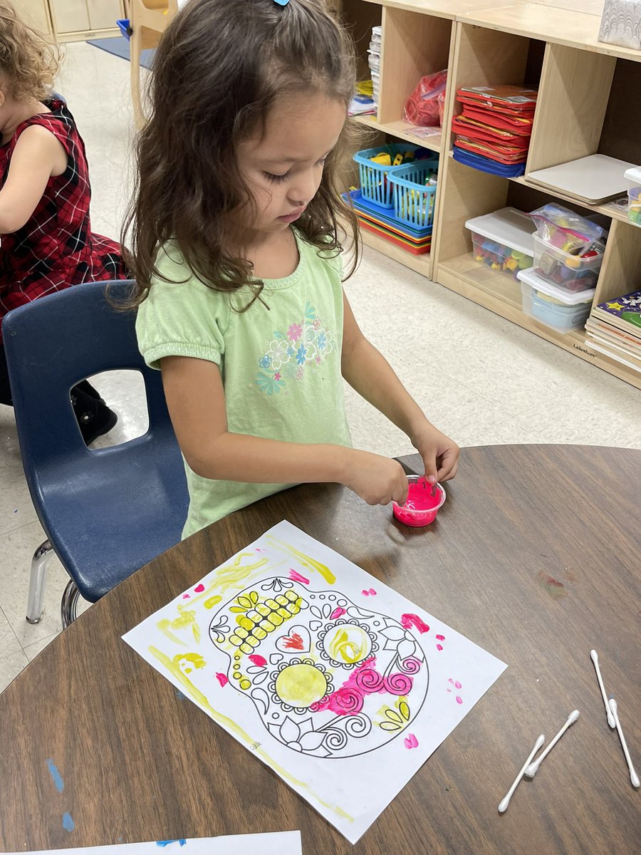InfanteDeLeon's tweet photo. Q-Tip painting for little hands! #ecse #thisisprek #diadelosmuertos #finemotorskills https://t.co/Qq3kYZ7Jsz