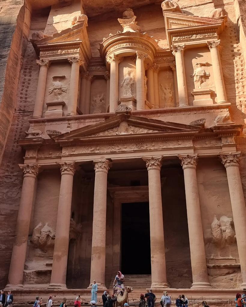 Capturing that moment of first sighting the Khaznah, never fails to impress! Nice to see so many tourists back. The facade is 25m wide and 39m high, built in the 2nd half of the reign of King Aretas IV الحارث. 
9 BCE- 40 CE #MonumentMonday #Archaeology #Jordan #Nabateans