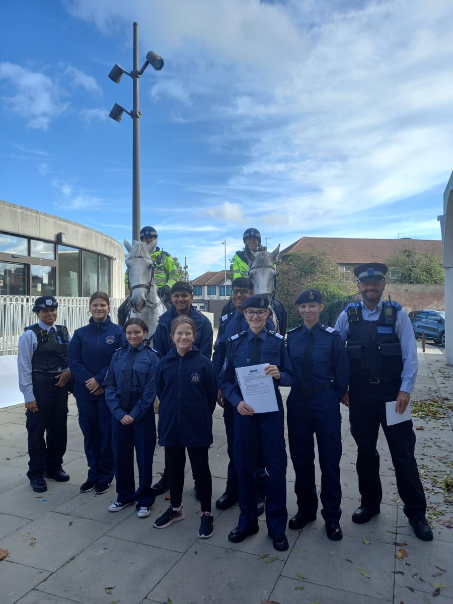 MetTaskforce's tweet photo. Bow Mounted Branch conducted joint patrols with Redbridge VCC & Redbridge Safer Transport in Barkingside today, speaking to the community about personal safety with the autumn nights drawing in. #lookoutlookup #personalsafety 5063CO https://t.co/kwEkO3crVp