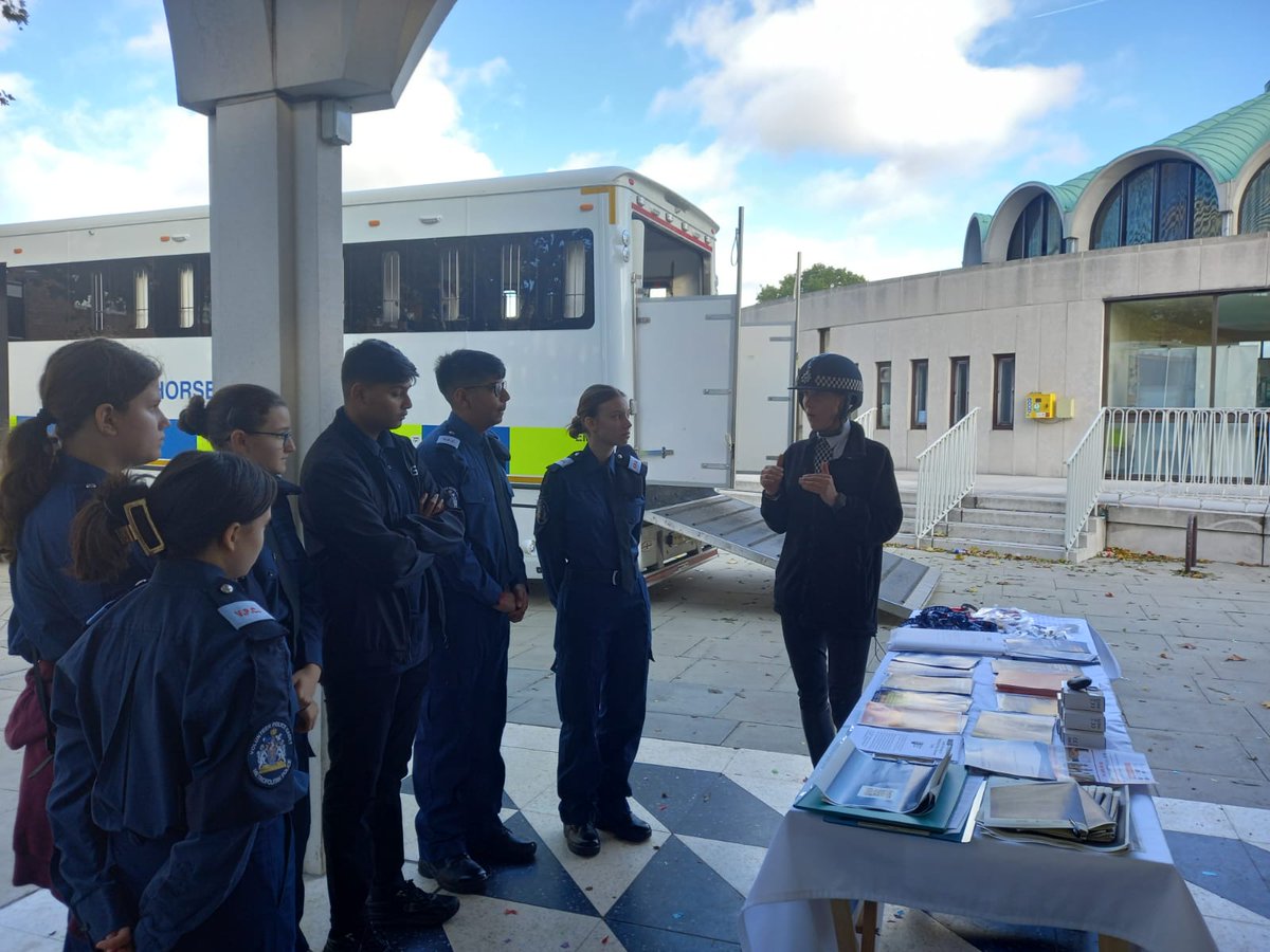 MetTaskforce's tweet photo. Bow Mounted Branch conducted joint patrols with Redbridge VCC & Redbridge Safer Transport in Barkingside today, speaking to the community about personal safety with the autumn nights drawing in. #lookoutlookup #personalsafety 5063CO https://t.co/kwEkO3crVp