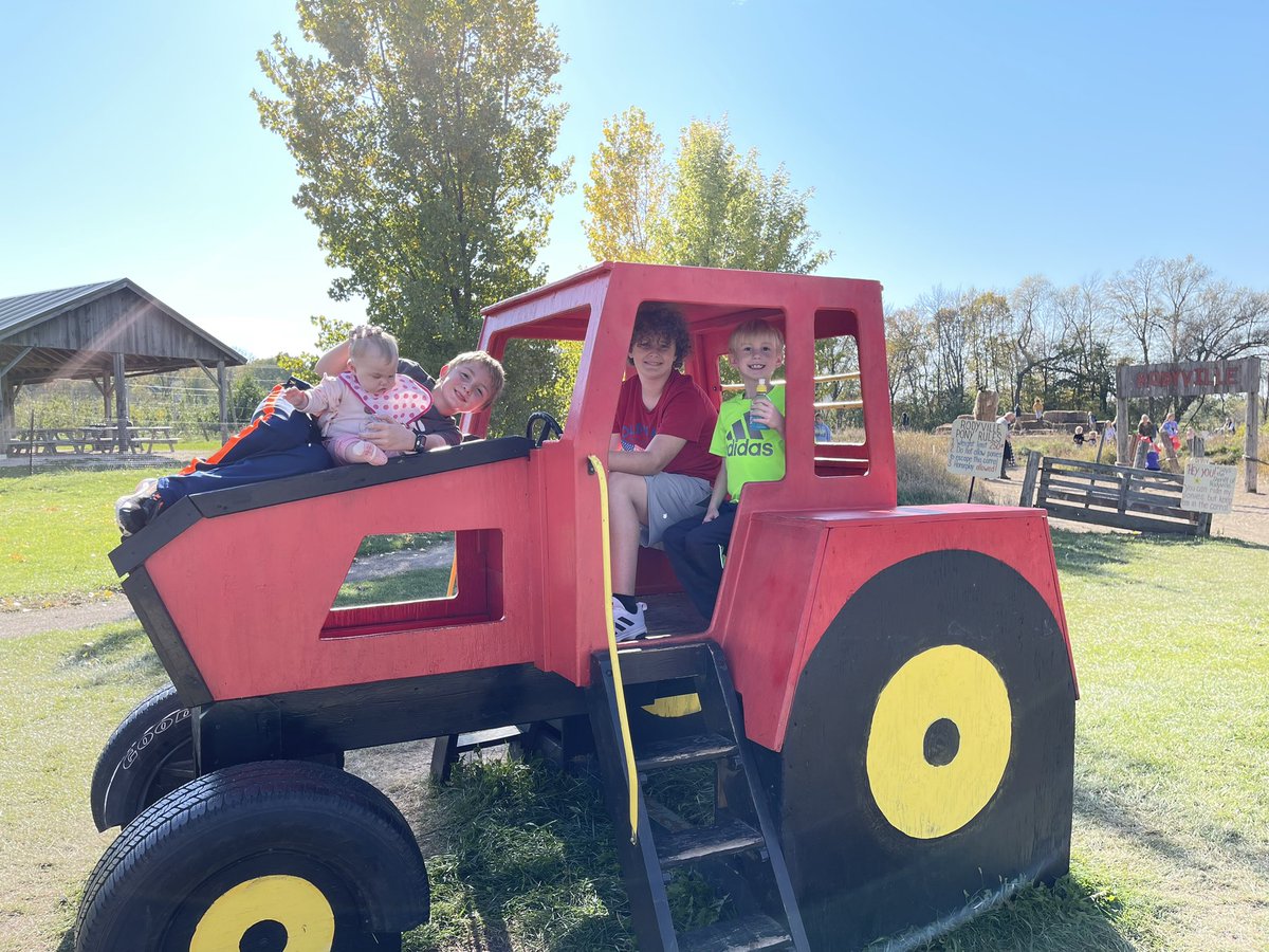 KerryWilm's tweet photo. @CrumblCookies Just hung out at a pumpkin farm with the family and a corn maze!!! https://t.co/I3yJi24HL9