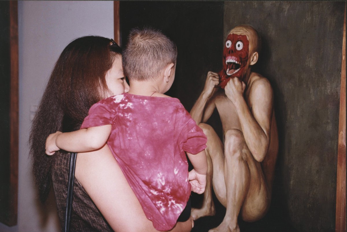 xuejiye66's tweet photo. I found these photos taken at my solo exhibition in Guangdong Art Museum in 2000. It seems that children prefer this painting. https://t.co/bgw3uY4e2Y