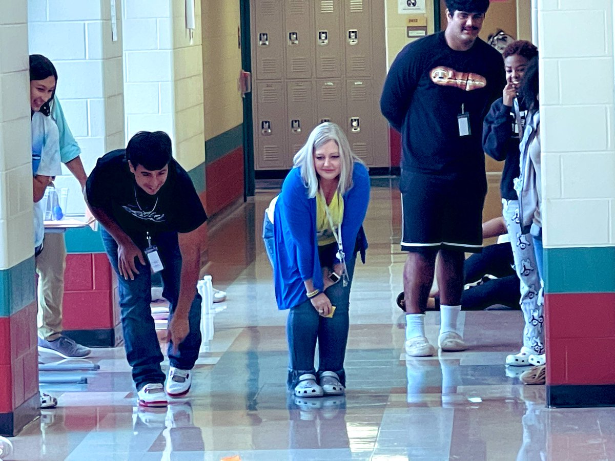 MrFraserPRMS's tweet photo. When you catch your @WeAreGRHS principal @pinkpatterson taking a moment to BE one of the kids. Shout to walking the walk and making those connections. My brain break was listening to the 🗑 talking going on! #WeAreGR #NotReallySurprised https://t.co/22n3lrZZL8
