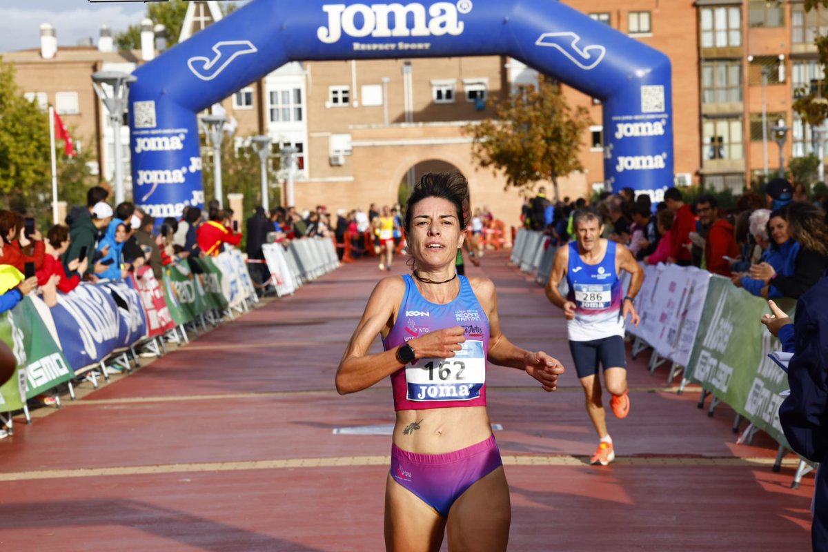 masteratletismo's tweet photo. 😃 Gran éxito del primer Campeonato de España master de 5 km.

Triunfo general de Pedro Vega M40 (14:22), seguido de Jesús España 🙌🏾

Primera mujer: María Jesús Pallicer F40 (17:26) 👏🏾

Resultados 🔗 https://t.co/XpCXljFb4v https://t.co/QBzeFUBrjS