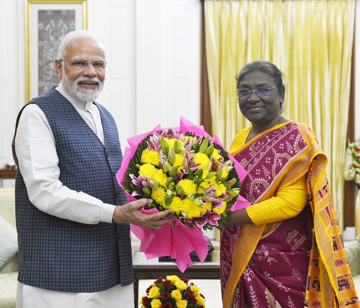 Called on Rashtrapati Ji and conveyed Diwali wishes to her. @rashtrapatibhvn