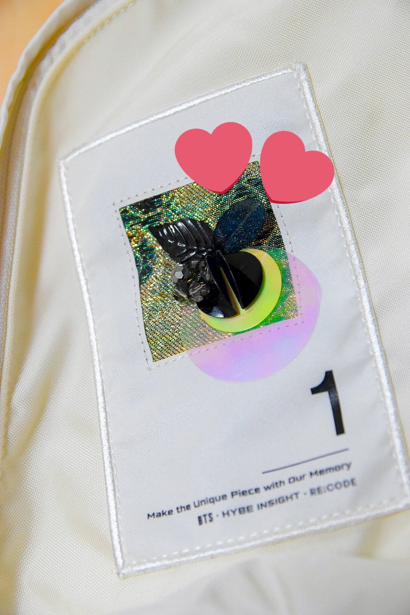 4UMsVDdYBjdOASl's tweet photo. 昨日帰宅したら再販で買ったこれが届いてて、見た瞬間感動してキャー💜って声出してしまった。
どの時の衣装かすぐ分かるって嬉しい🥹✨
買ってよかった!!大切にする!!
一眼レフカメラで撮影したw
#BTSRECODE https://t.co/JRxY18dju8