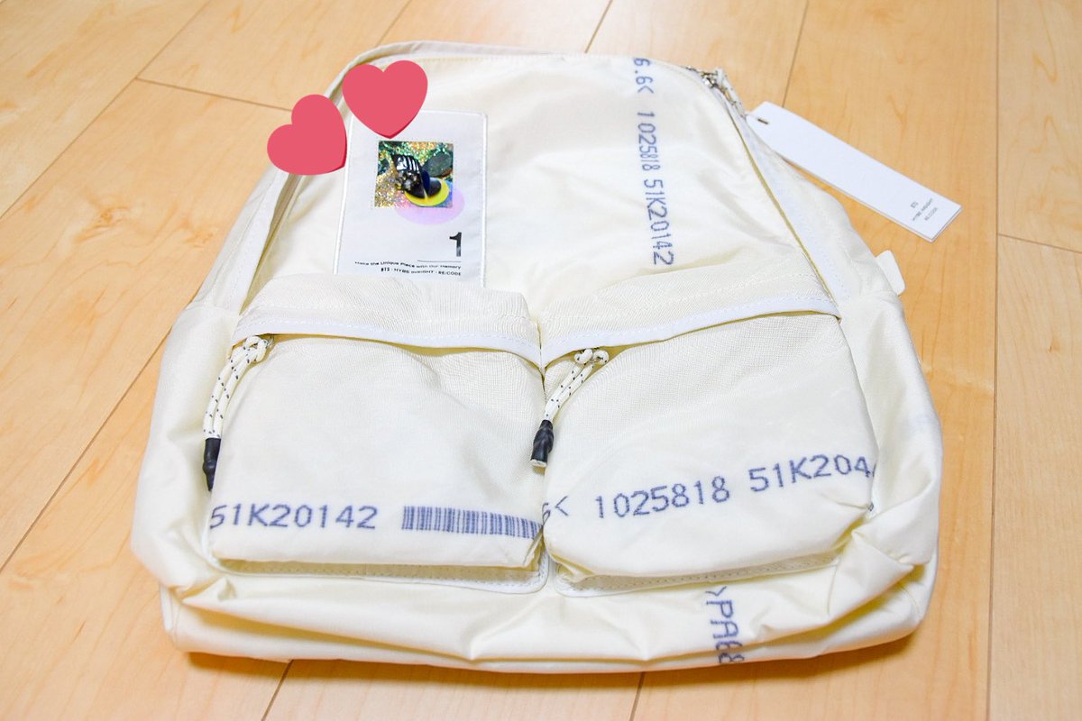 4UMsVDdYBjdOASl's tweet photo. 昨日帰宅したら再販で買ったこれが届いてて、見た瞬間感動してキャー💜って声出してしまった。
どの時の衣装かすぐ分かるって嬉しい🥹✨
買ってよかった!!大切にする!!
一眼レフカメラで撮影したw
#BTSRECODE https://t.co/JRxY18dju8