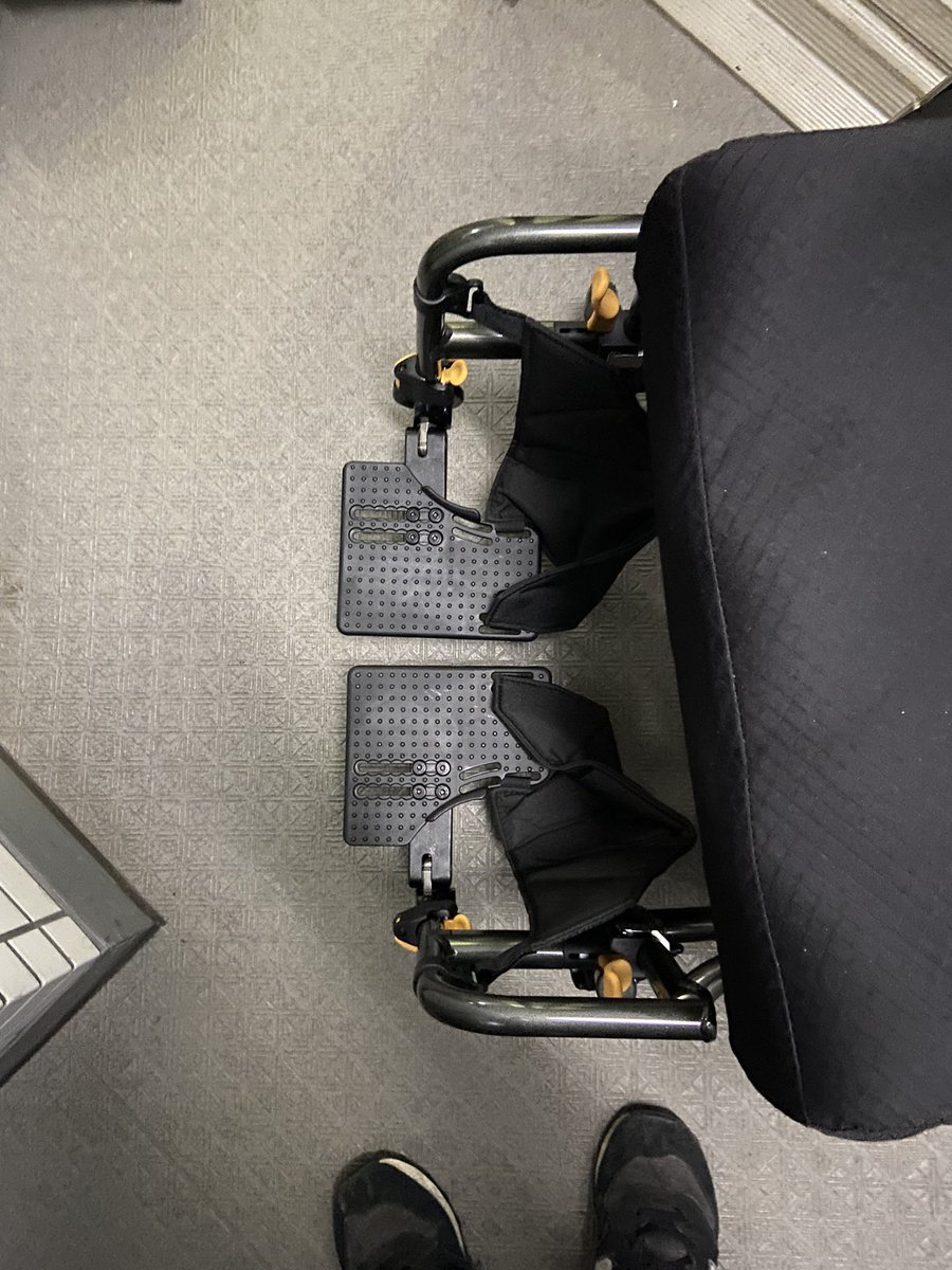 いやー、こういうのサクッとつくってくれちゃう若手に感謝。
これで車いすの方向性は固まり、次は移乗ですなー

#福祉用具
#フリーランス
#車いす
#グレイスコア
#プレートが小さくて足が落ちる