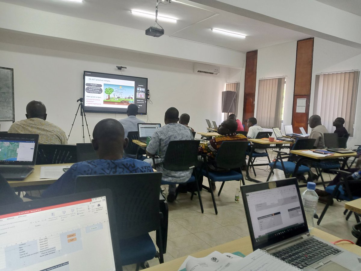 renafattogo's tweet photo. Démarrage ce matin de la formation sur l'outil EX-ACT, à l'université de Lomé. Chercheurs et OPFA, à l'école de cet outil qui permet de mesurer la séquestration du carbone dans le secteur AFAT (Agriculture, Foresterie et Autres utilisation de la Terre). Le RENAFAT prend part. https://t.co/QPTE5E3jp2