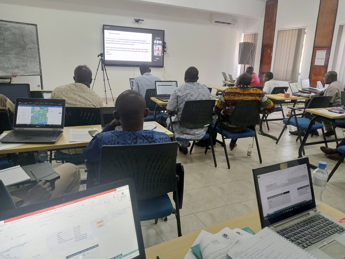 renafattogo's tweet photo. Démarrage ce matin de la formation sur l'outil EX-ACT, à l'université de Lomé. Chercheurs et OPFA, à l'école de cet outil qui permet de mesurer la séquestration du carbone dans le secteur AFAT (Agriculture, Foresterie et Autres utilisation de la Terre). Le RENAFAT prend part. https://t.co/QPTE5E3jp2