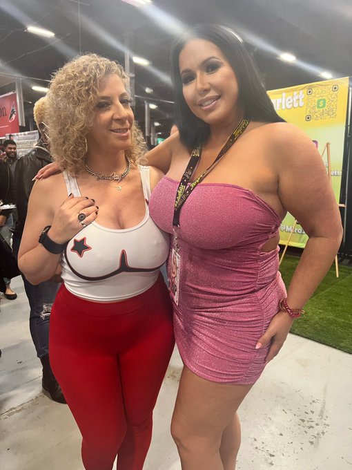 Such a hottie with all her curves @SaraJayXXX her booth at @EXXXOTICA for @sarajaycbd was amazing lots