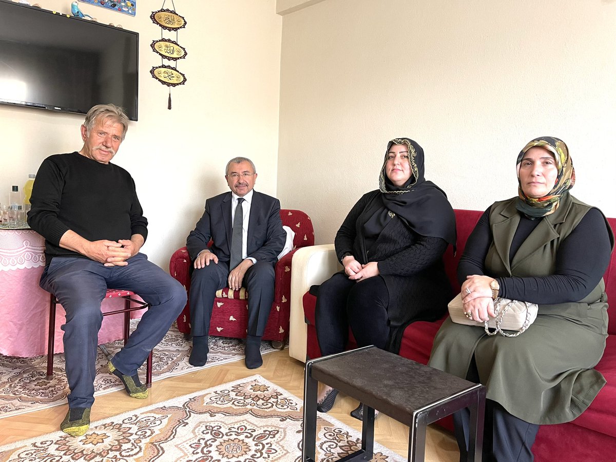 Abisi HAKK-IN rahmetine kavuşan teşkilat mensubumuz <a href="/hcsivri/">Cemil</a>, dayısı HAKK-IN rahmetine kavuşan Kadın kol.yön.kur.üyesi <a href="/sevgikartal235/">Sevgi</a>, ilçe yön.kur.üy.<a href="/Abdurahmanakr/">Abdurahman Akpınar</a> Kadın kol. Başk. <a href="/GulayseDurak/">Gülayşe Durak</a> <a href="/aytenatas58/">Ayten Ataş🇹🇷🟢</a> <a href="/NaimeYT2/">Naime YİĞİT</a> ile taziyede bulunduk.Merhumlara ALLAH tan rahmet diliyorum
