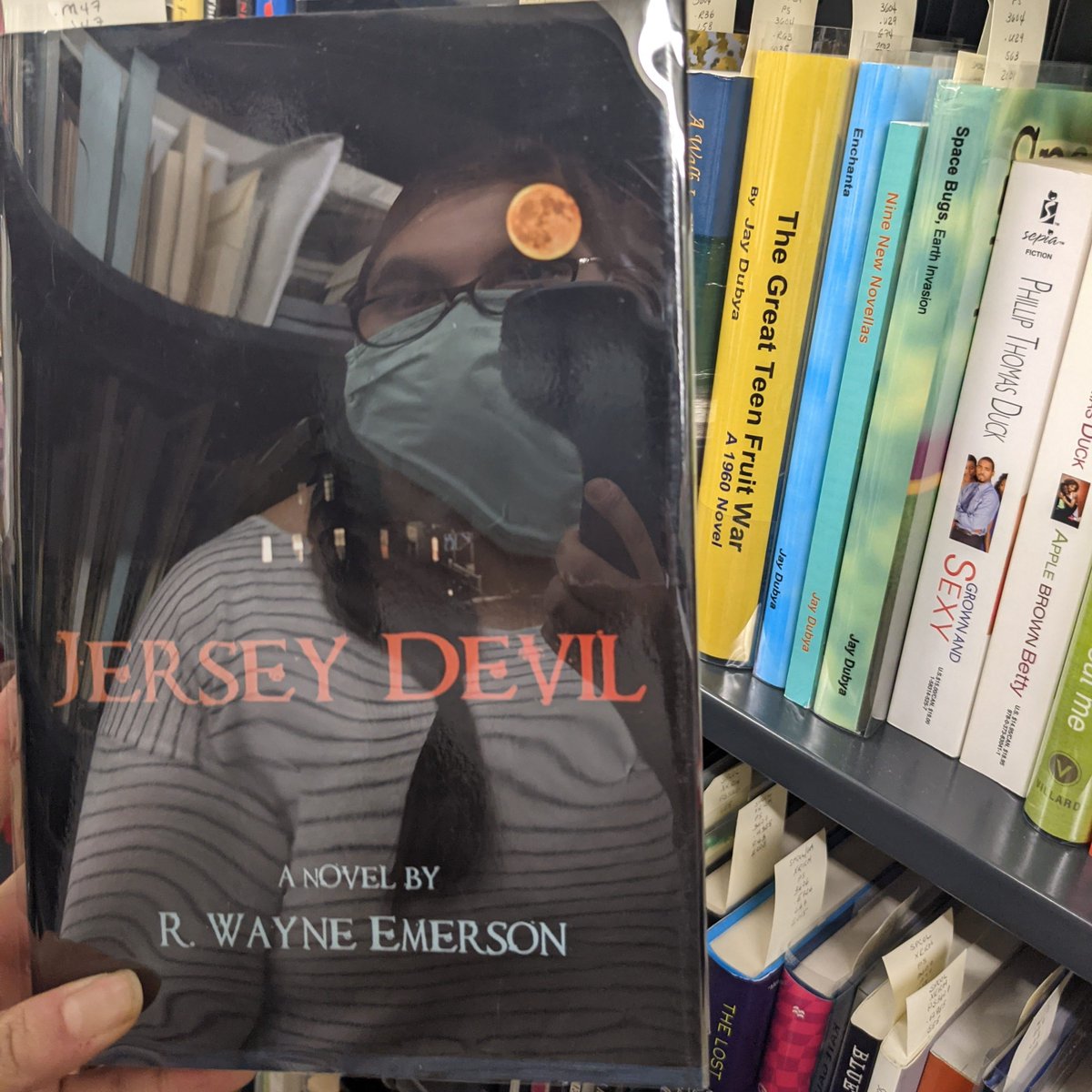 Rutgers_SCUA's tweet photo. We're not saying that Tara is the Jersey Devil, but let's just say we have never seen them at the same place at the same time. #HappyHalloween!
#RutgersLibraries #SpecialCollections #RutgersSCUA #Rutgers #IGLibraries #JerseyDevil https://t.co/ozv8H2rFDq
