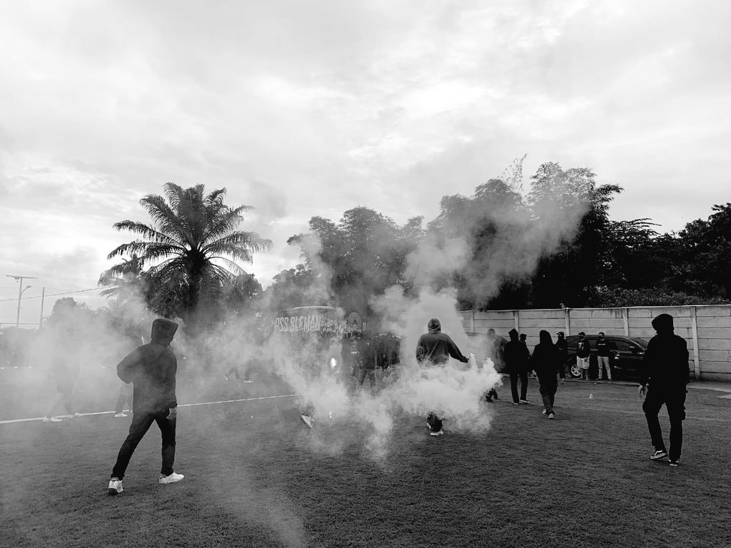 Kelompok suporter PSS Sleman melakukan aksi damai berlokasi di tempat latihan Skuat Elang Jawa.

Suporter PSS menyuarakan point tuntutan kepada Manajemen PSS Sleman terkait tragedi Kanjuruhan.

via <a href="/CampusBoys1976/">Campus Boys 1976</a> 
📸 <a href="/southgatebois/">19.7</a> 

#UsutTuntasTragediKanjuruhan