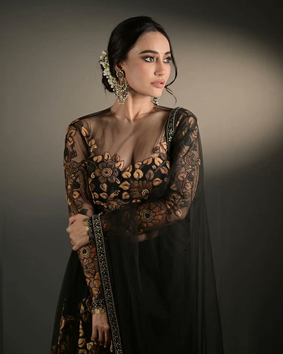 SurbhiJ_Anjali's tweet photo. beauty in black 🖤 
@SurbhiJtweets #SurbhiJyoti https://t.co/T7WGIViuov