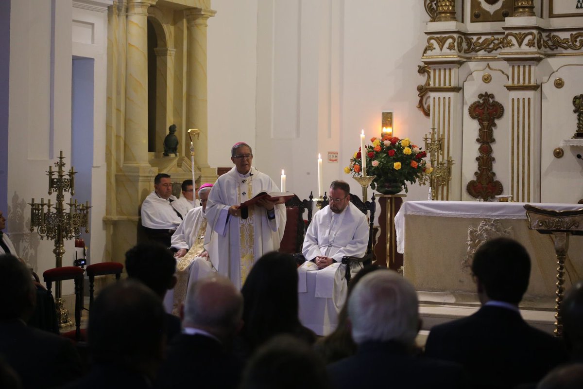 Termina a #EstaHora la misa que da inicio al protocolo de posesión de Alejandro Cheyne como rector de la Universidad, en la emblemática Capilla de la Bordadita - Claustro. 
En minutos inicia el acto de posesión en el patio principal. #LinkEnLaBio