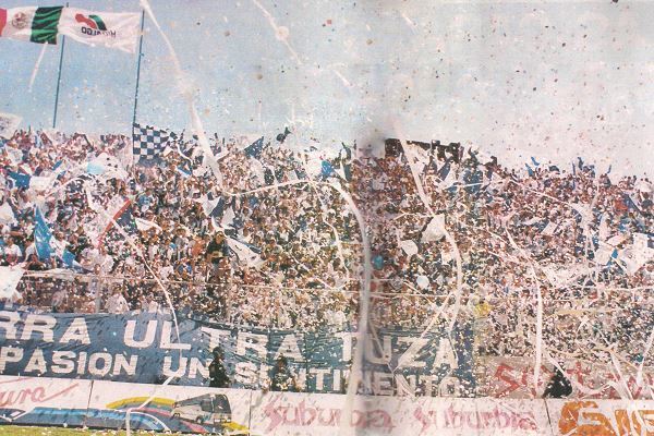 Akaereo's tweet photo. Esta final inédita del futbol mexicano entre @TolucaFC y @Tuzos tiene a dos de los grupos de animación más iconicos de las tribunas mexicanas, la #UltraTuza y la #PerraBrava, quienes a pesar de que la FMF mató el colorido, se han mantenido a pesar de las restricciones https://t.co/TA7wRs9MqD