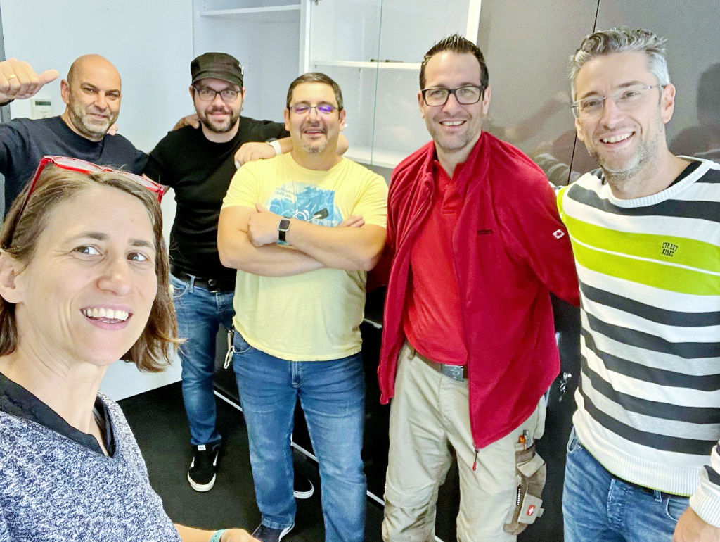 Lean42GmbH's tweet photo. happy to #giveforcharity: furnitures for a school library at the "Griechische Privatvolksschule Aristoteles" in Munich.
#lean42 #wesupporteducation https://t.co/LrxmTvymQB
