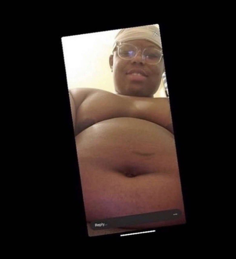 BobEdwards64's tweet photo. Hard ta see your dick isn’t it fat ass? stop eating and get in the weight room #roastmas https://t.co/YLtXzkkbJi