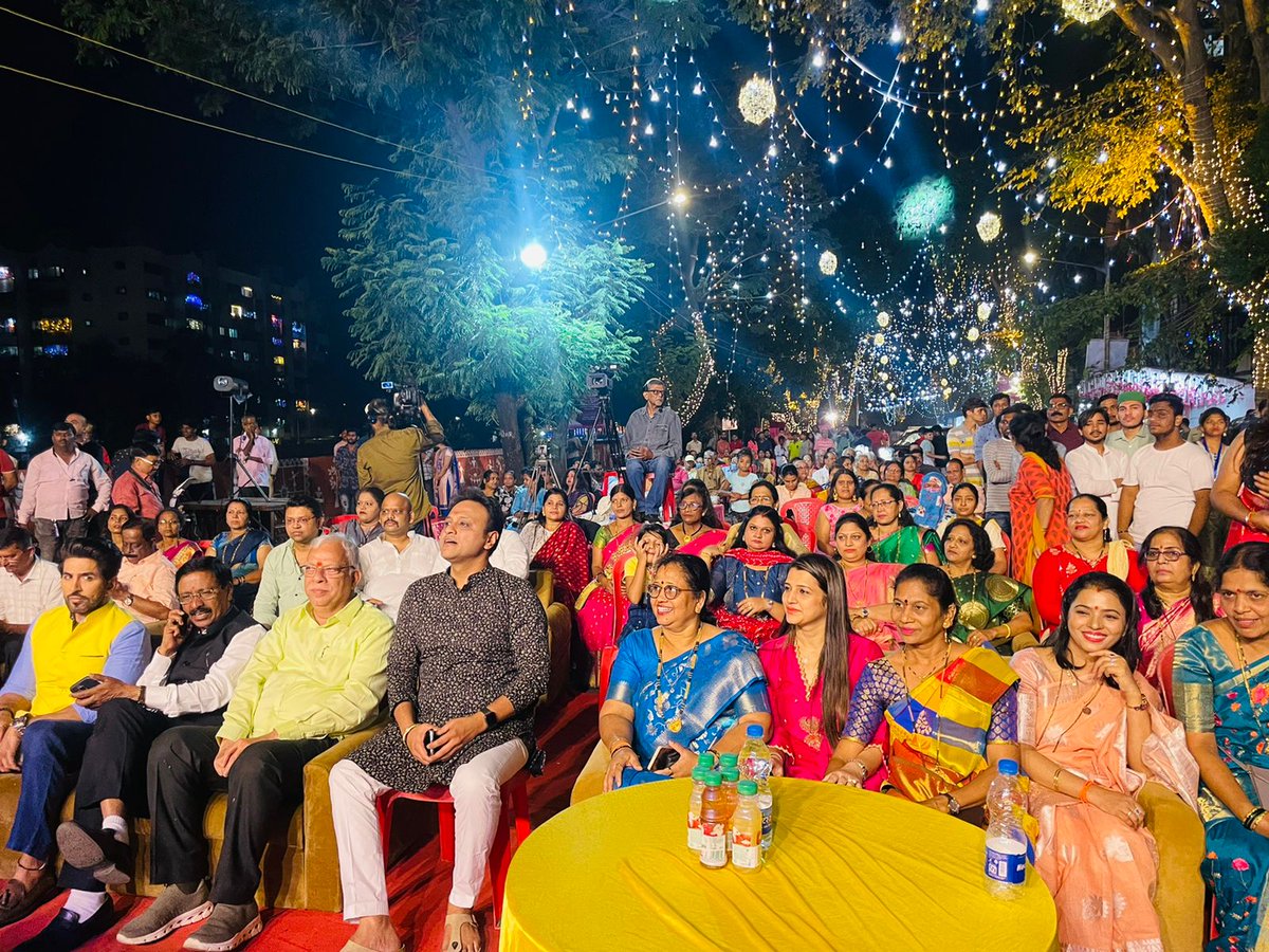 ShingadeSujata's tweet photo. #स्वरगंधार PRESENT #THERIVERFESTIVAL
Art, Music & Food….सदर कार्यक्रमाचे आयोजन मा.नगरसेवक अभिषेक घोसाळकर यांनी केले होते. उदघाटन प्रसंगी शिवसेना सचिव,खासदार @Vinayakrauts उपस्थित होते.
@ShivSena @OfficeofUT @AUThackeray https://t.co/MBBStm2SWm