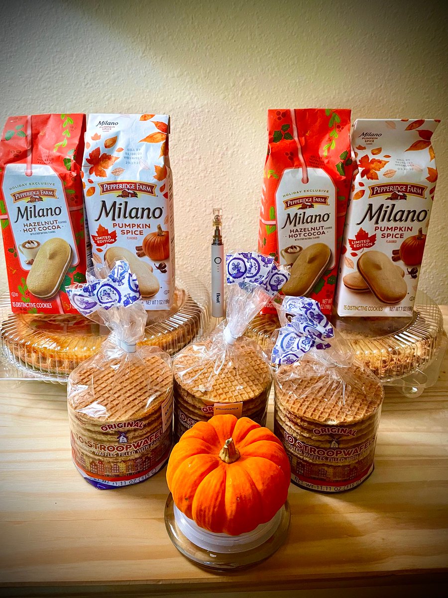 MakanaR's tweet image. 🎃 Party time prep! 👻 

Lots of treats ready for the fam 🥧

(…plus @surterra Pumpkin Spice just for me 😘)

#halloweed #float #itreallytasteslikepumpkin #munchies