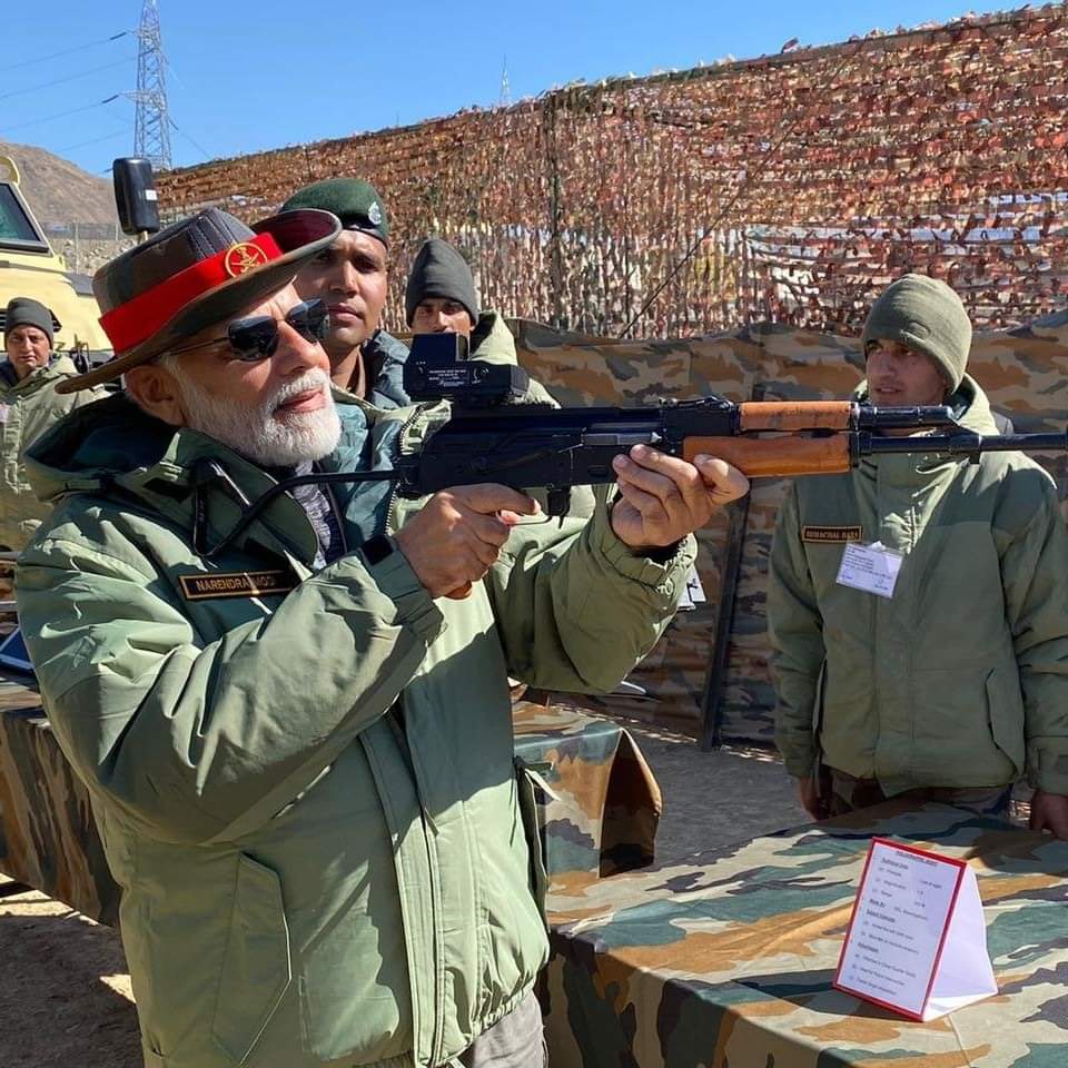 ShardabenPatel's tweet photo. Hon'ble PM Shri @narendramodi Ji celebrates #Diwali    with Armed Forces in #Kargil https://t.co/b88T1RFui2