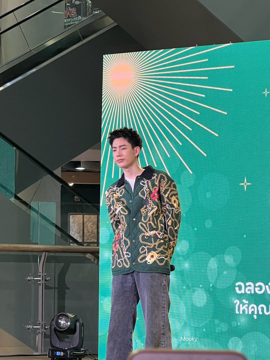 wanidpreecha's tweet image. คุณออฟเขาน่ารักเหมือนเดิม นี่นึกว่าจะไปไม่ทันซะแล้ว ตัดสินใจแบบ รีบขับรถออกมาเลย แล้วก็มาทัน แงง รักนะคะ 💚🥹 
#ออฟจุมพล 
#25ปีเซ็นสามxออฟจุมพล