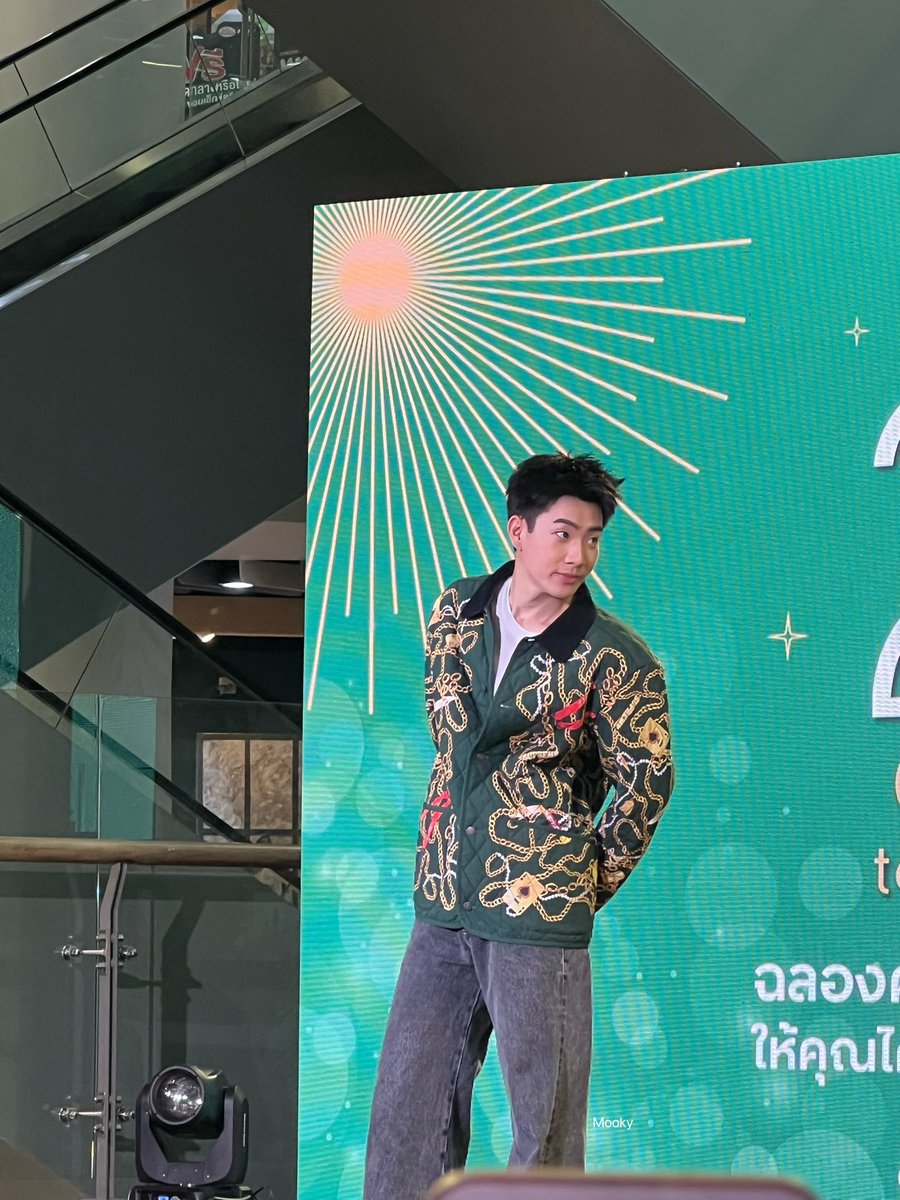 wanidpreecha's tweet image. คุณออฟเขาน่ารักเหมือนเดิม นี่นึกว่าจะไปไม่ทันซะแล้ว ตัดสินใจแบบ รีบขับรถออกมาเลย แล้วก็มาทัน แงง รักนะคะ 💚🥹 
#ออฟจุมพล 
#25ปีเซ็นสามxออฟจุมพล