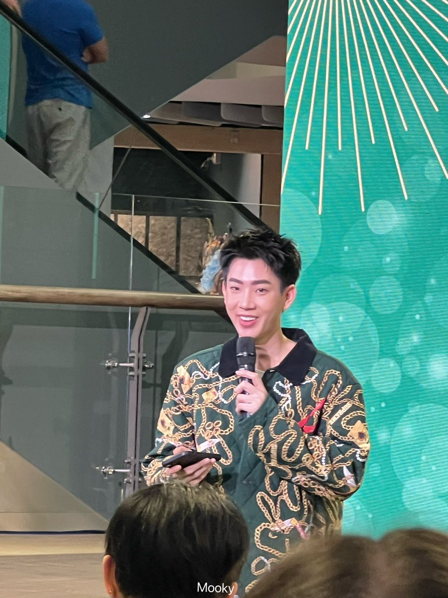 wanidpreecha's tweet image. คุณออฟเขาน่ารักเหมือนเดิม นี่นึกว่าจะไปไม่ทันซะแล้ว ตัดสินใจแบบ รีบขับรถออกมาเลย แล้วก็มาทัน แงง รักนะคะ 💚🥹 
#ออฟจุมพล 
#25ปีเซ็นสามxออฟจุมพล