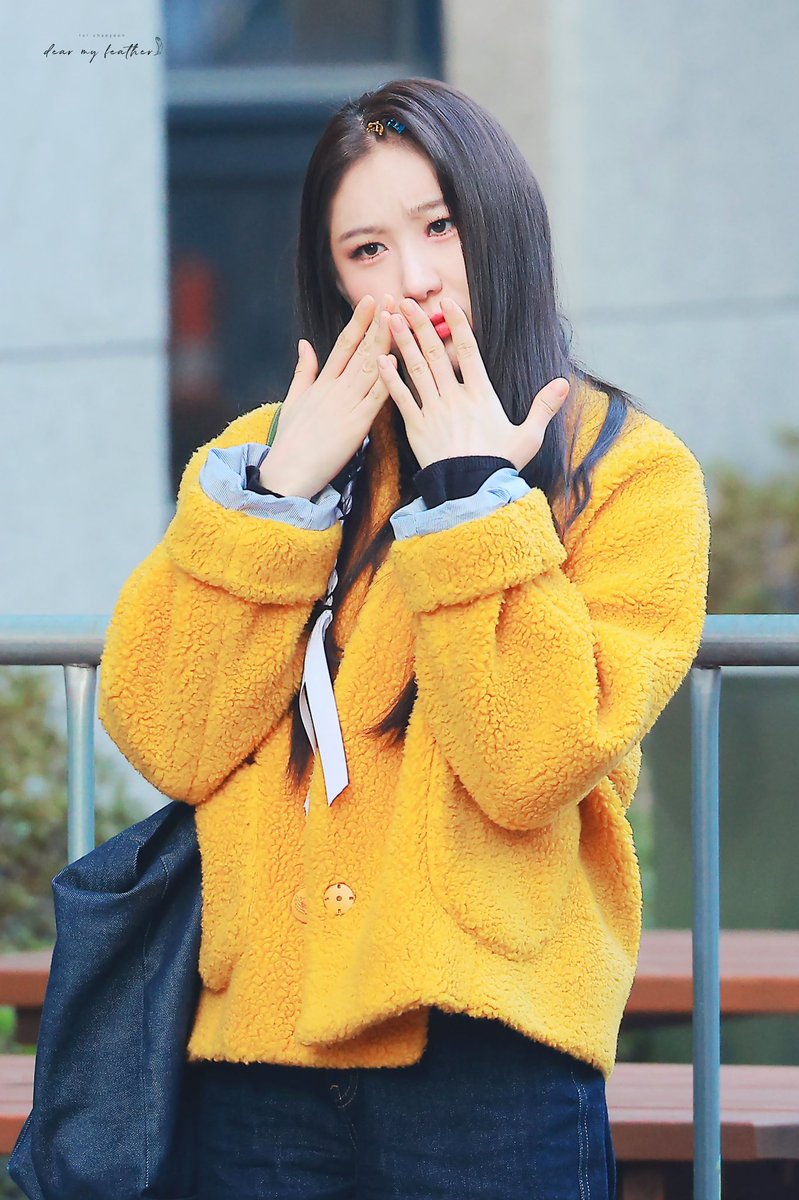 dear_my_feather's tweet photo. 221021 뮤직뱅크 출근길

루피 피스 하기 까지의 험난한 여정🤣

#이채연 #LEECHAEYEON https://t.co/sqqDmr2zaE
