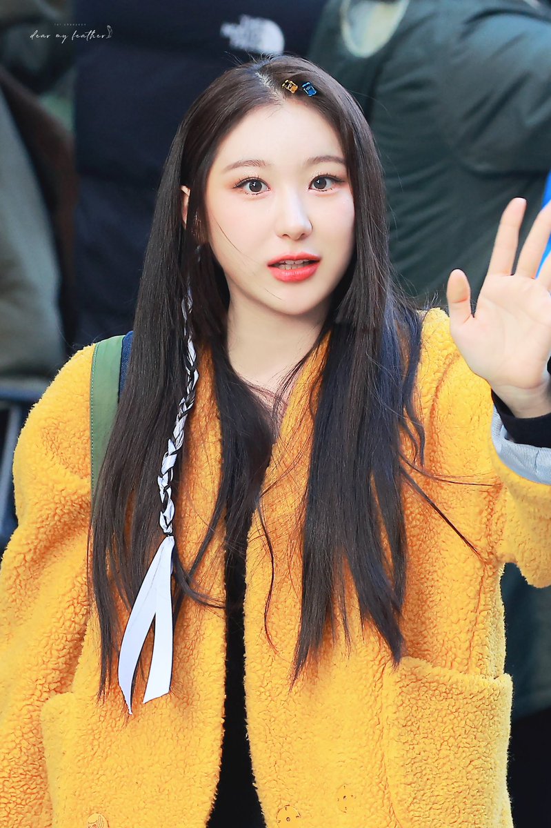 dear_my_feather's tweet photo. 221021 뮤직뱅크 출근길

주변을 환하게 밝히는 노란 병아리🐥💛

#이채연 #LEECHAEYEON https://t.co/jZOSymubQN