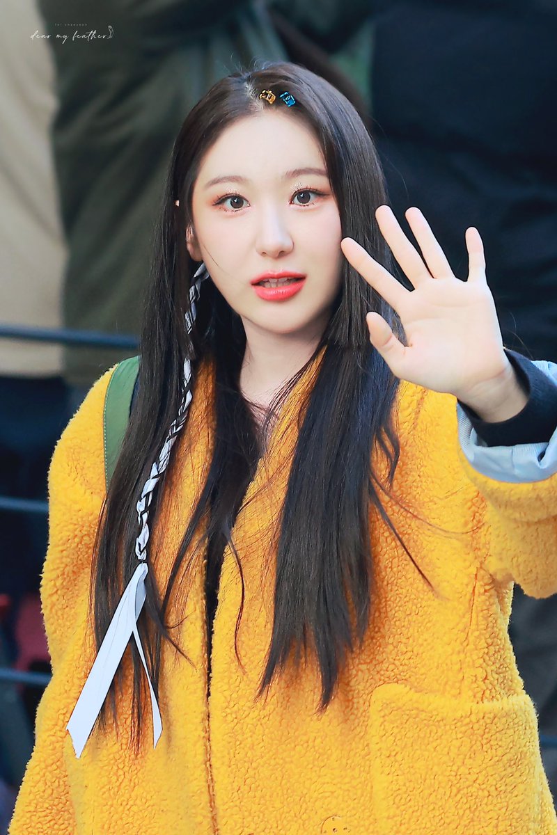 221021 뮤직뱅크 출근길

주변을 환하게 밝히는 노란 병아리🐥💛

#이채연 #LEECHAEYEON