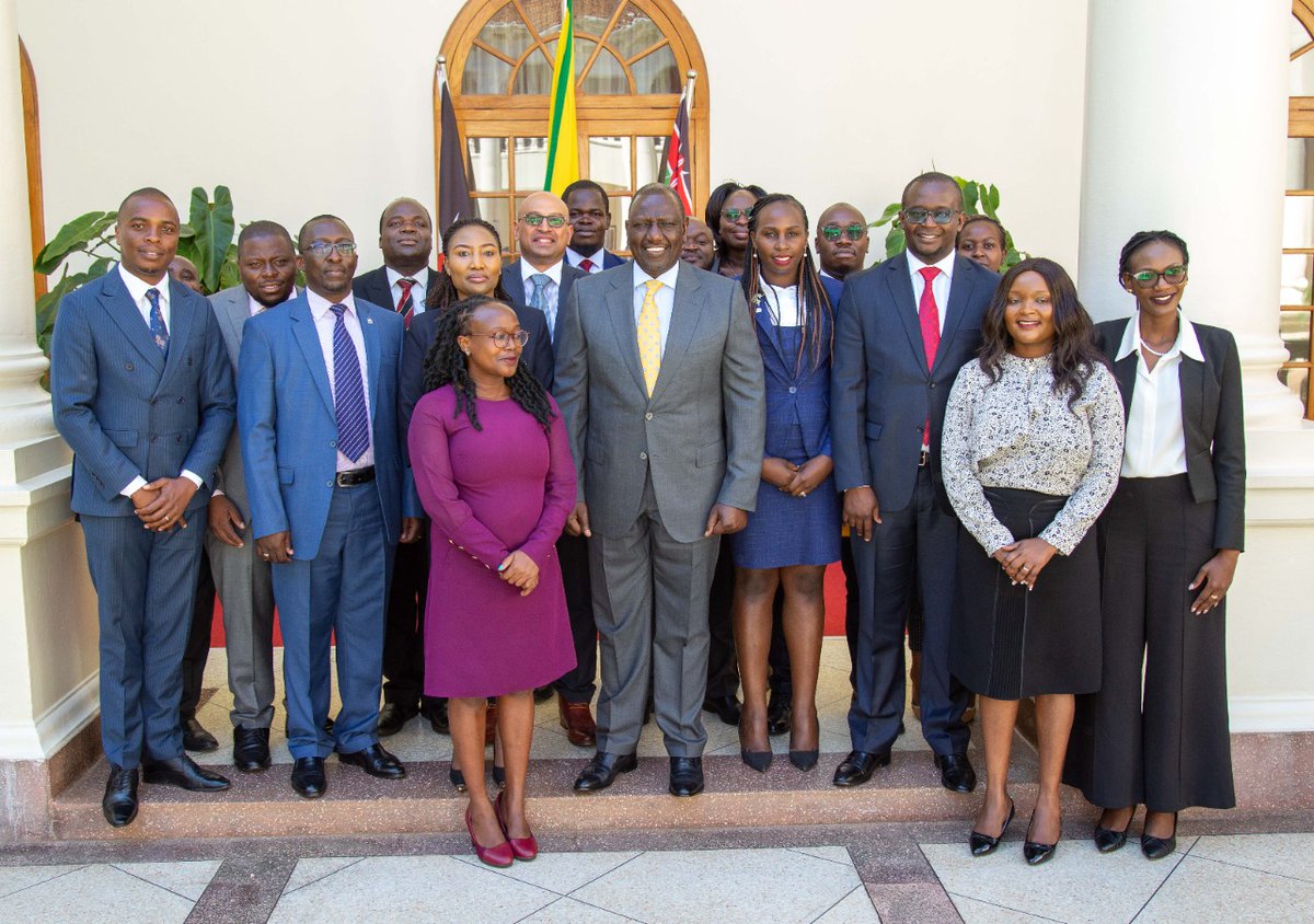 StateHouseKenya's tweet image. 1/5
PRESIDENT WILLIAM RUTO: WE MUST RESPECT THE RULE OF LAW

President @WilliamsRuto has said the rule of law is integral to Kenya&apos;s democracy and prosperity. He also said independent institutions must be respected.