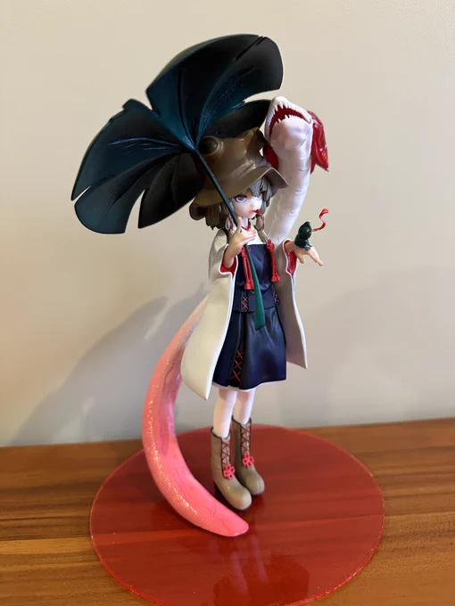 僕のお諏訪様のイラストをモチーフにガレキを作っていただいたxisaさん()に、昨日完成品をいたちゃいました!嬉しい嬉しい…!そして実物見るとすごい造形密度で圧倒される! 