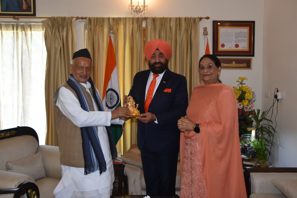 राज्यपाल <a href="/LtGenGurmit/">LT GEN GURMIT SINGH, PVSM, UYSM, AVSM, VSM (Retd)</a> से राजभवन में महाराष्ट्र के राज्यपाल श्री <a href="/BSKoshyari/">Bhagat Singh Koshyari</a> ने भेंट कर दीपावली की हार्दिक शुभकामनाएं दी। 

 राज्यपाल ने भी उनको सपरिवार दीपावली की हार्दिक बधाई एवं शुभकामनाएं दी।

#DiwaliSpecial #Diwali #FestivalOfLights #Celebrations