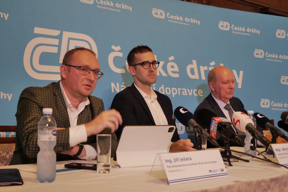 MKrapinec's tweet photo. Dnes jsme s kolegy představili novou značku pro noční cestování #CDNight a nové noční spojení Praha - Curych. Dálkové spoje jsou ekologickou alternativou k letecké dopravě. Dáváme noční dopravě impuls i v podobě modernizace lůžkových a lehátkových vozů. #CeskeDrahy 🌛🌒 https://t.co/C1aPmYPKGU
